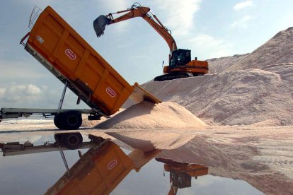 Imatge d'arxiu d'una excavadora durant recollida de la sal a les salines de la Trinitat.