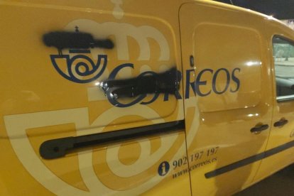 Imatge d'un vehicle de Correos que ha aparegut pintat a Móra d'Ebre.