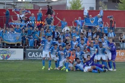 Los jugadores y aficionados de la Lleida en un partido.