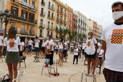 Imagen de la movilización del martes en la plaza de la Font por parte de una cincuentena de empresarios del sector hostalero.