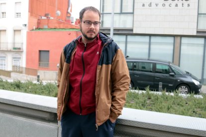 El rapero Pablo Hasél en el exterior de los juzgados de Lleida.