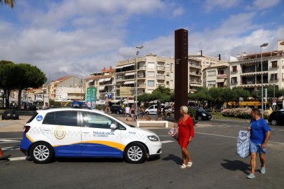 Imagen de archivo del paseo de Cambrils, con la Policía Local.