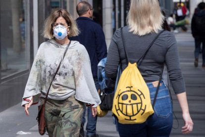 Imagen de archivo de una mujer con mascarilla en la calle.