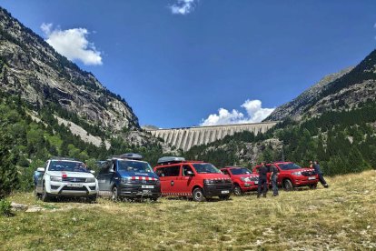 Cotxes de Bombers i Mossos en l'operatiu de recerca de l'excursionista a la Vall de Boí