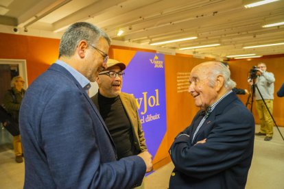 El alcalde Pau Ricomà hablando con Josep Maria Jujol hijo en la presentación de la exposición de los dibujos del arquitecto tarraconense.