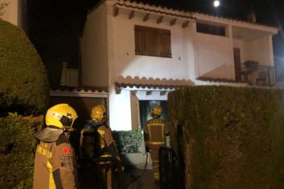 Los bomberos accediendo a la vivienda donde se ha producido el incendio.