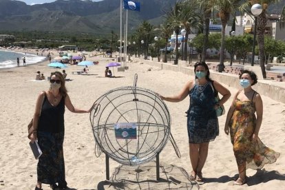 Imatge frontal de l'escultura que s'ha instal·lat a la platja de l'Arenal de l'Hospitalet de l'Infant.