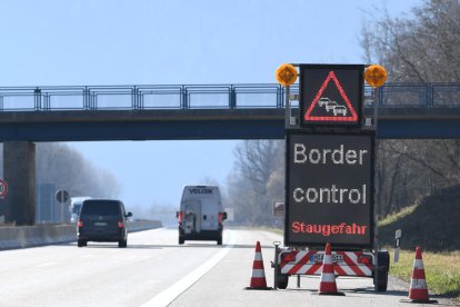 Un signe de trànsit anuncia controls fronterers pel covid-19 a prop de la frontera entre Àustria i Alemanya.