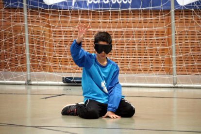 Un jugador de goalball al XVI Campionat, organitzat pel Club d'Esports Adaptats per a Cecs Catalunya i el CRE ONCE Barcelona