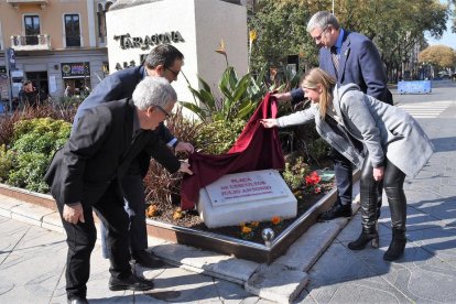 Moment en què s'ha descobert la placa.