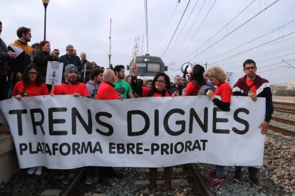 Participantes en el corte de vía, organizado por Trenes Dignos, a la estación de l'Aldea para pedir un mejor servicio ferroviario a las Tierras del Ebro