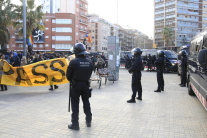 Dispositivo de los Mossos en la Meridiana para separar antifascistas y ultras que se concentran en la zona.