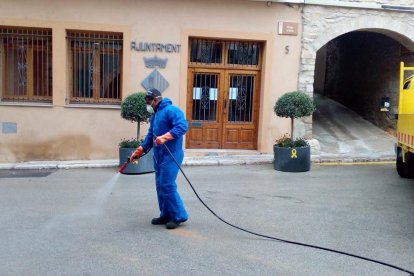 Imagen de la desinfección que se ha llevado a cabo delante del Ayuntamiento de Blancafort.