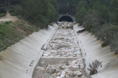 Els aiguats del desembre van afectar les parets i la llera.