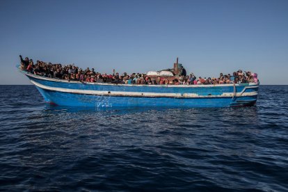 Un fotograma de la película de Paula Palacios 'Cartas mojadas' sobre una misión de Open Arms.