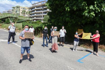 Una desena de persones es va concentrar ahir en solidaritat amb Omar Mohammed Yaki, a Salou.