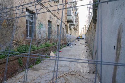 Imatge del carrer Sant Andreu del barri del Serrallo, tancat per la problemàtica amb els ocupes.