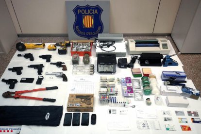 Durante el cacheo en estos domicilios, se localizó un arma de fuego real, seis simulados y varios proyectiles.