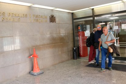 El exalcalde de la Bisbal del Penedès Josep Maria Puigibet (ERC), saliendo del juzgado de lo penal número 3 de Tarragona.