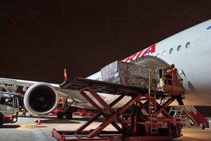 Un avión de Iberia con cargament sanitario