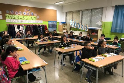 Alumnos de primero de primaria de la escuela Mosén Ramon Bergadà tocando la armónica.