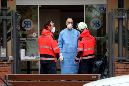 Los Bomberos de Barcelona entran a desinfectar la residencia Barcelona