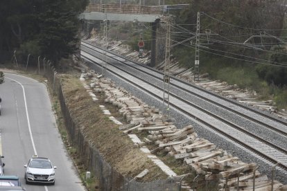 Centenares de traviesas acumuladas en las proximidades de la urbanización Cala Romana.