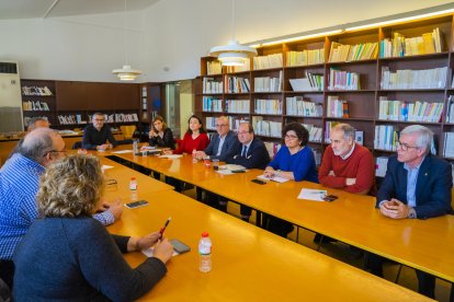 Iceta, durant la reunió amb els sindicats al Castell Masricart.