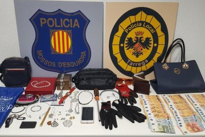 Los objetos y dinero intervenidos por la policía.