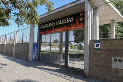 La façana del camp de futbol de Mas Iglesias, a Reus, en una imatge d'arxiu.