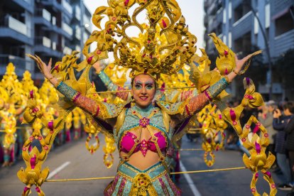 Disco 45, que ganó el concurso del Disfraz de Oro, durante el Desfile de Lucimiento a su paso por la avenida Ramón y Cajal.