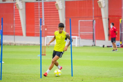 Brugui, entrenando este lunes en el anexo del Nou Estadi en la primera sesión de la semana.