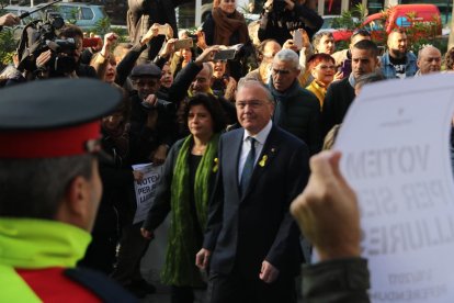 Pla mig de l'alcalde de Reus, Carles Pellicer, amb la regidora Montserrat Vilella, entrant al jutjat de Reus enmig de diversos manifestants.