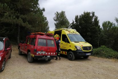 Imatge d'una unitat de Bombers i una ambulància als gorgs de la Febró.