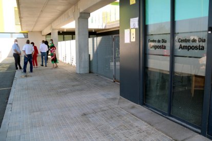 Entrada al centre de dia a la residència d'avis Sant Miquel d'Amposta, amb alguns sanitaris al fons.