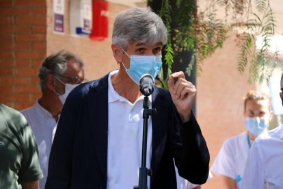 Imatge del secretari de Salut Pública de la Generalitat, Josep Maria Argimon, atenent els mitjans de comunicació a les Franqueses del Vallès