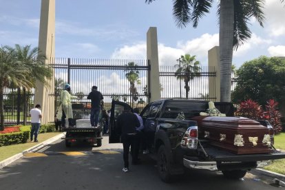 Els familiars van amuntegar-se ahir al camposanto Parques de la Paz de Guayaquil.