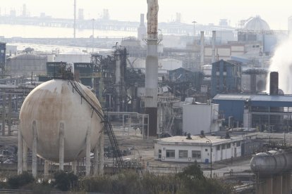 Aspecto de la planta de IQOXE el día siguiente de la explosión del 14 de enero que mató a tres personas.