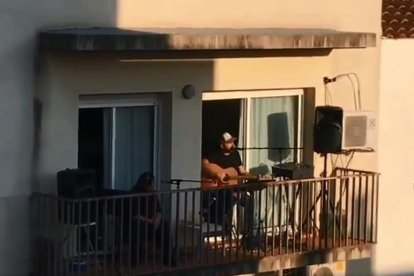 Toni Cruz interpretando el himno del club desde su casa