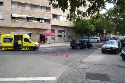 Una ambulància del SEM atenent a una persona al lloc de l'accident.