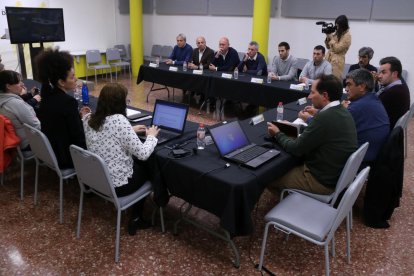 Plano general de la reunión de los representantes de la Mesa de Consenso por el delta del Ebro.