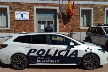 Los agentes de la Policía Local trasladaron al hospital y a su bebé en el hospital