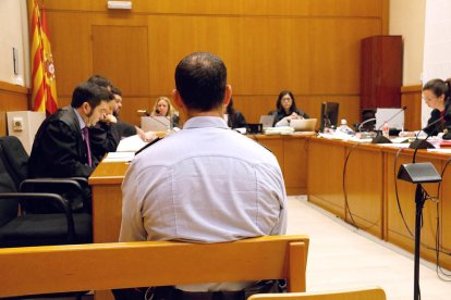 El mosso Jordi Arasa, a la Sala Secció III de l'Audiència Provincial de Barcelona, a l'inici del judici.