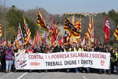 Capçalera d'un piquet de protesta davant l'empresa IQOXE amb els representants sindicals.