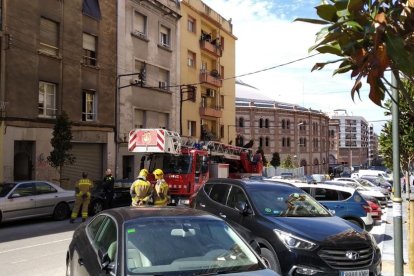 Los bomberos trabajando en las tareas de extinción.