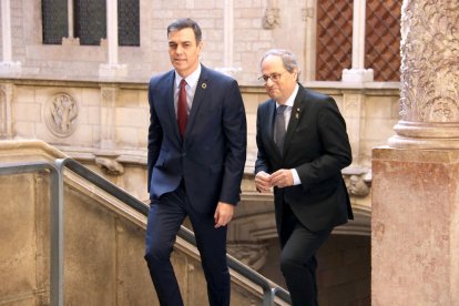 El president de la Generalitat, Quim Torra, i el cap del govern espanyol, Pedro Sánchez, abans de reunir-se a Palau el 6 de febrer.