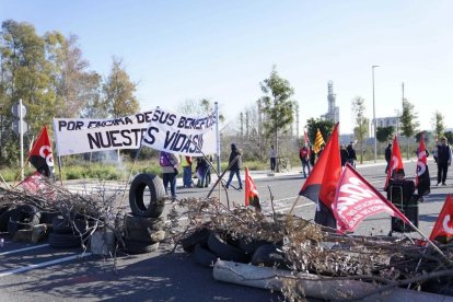 Un dels piquets instal·lats aquest dimecres als accessos als polígons de Tarragona.