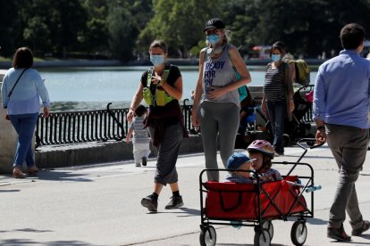 Diverses persones passejant per Madrid.