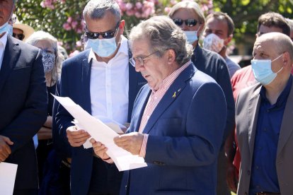 L'alcalde de Montblanc, Josep Andreu, llegint el manifest a les portes del Parlament.