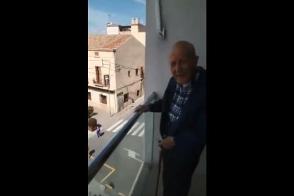 Masip en el balcón de la residencia viendo el pequeño homenaje.